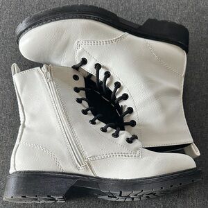 White combat boots - 8 (NEW)
